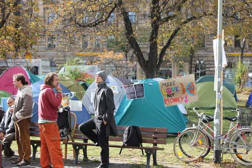Occupy Frankfurt: Zwei Aktivisten vor einem Zelt