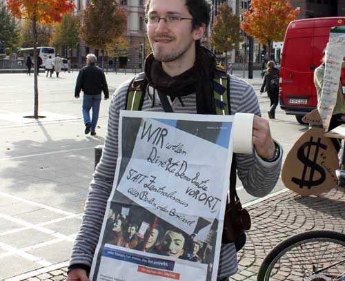 Occupy Frankfurt: ein Aktivist mit einem Protestschild