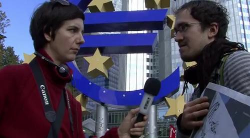 Occupy Frankfurt: Ilona im Gespräch mit einem Aktivisten
