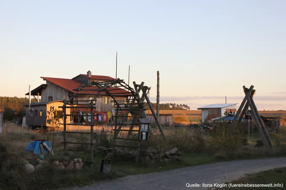 Abendstimmung im Ökodorf Sieben Linden