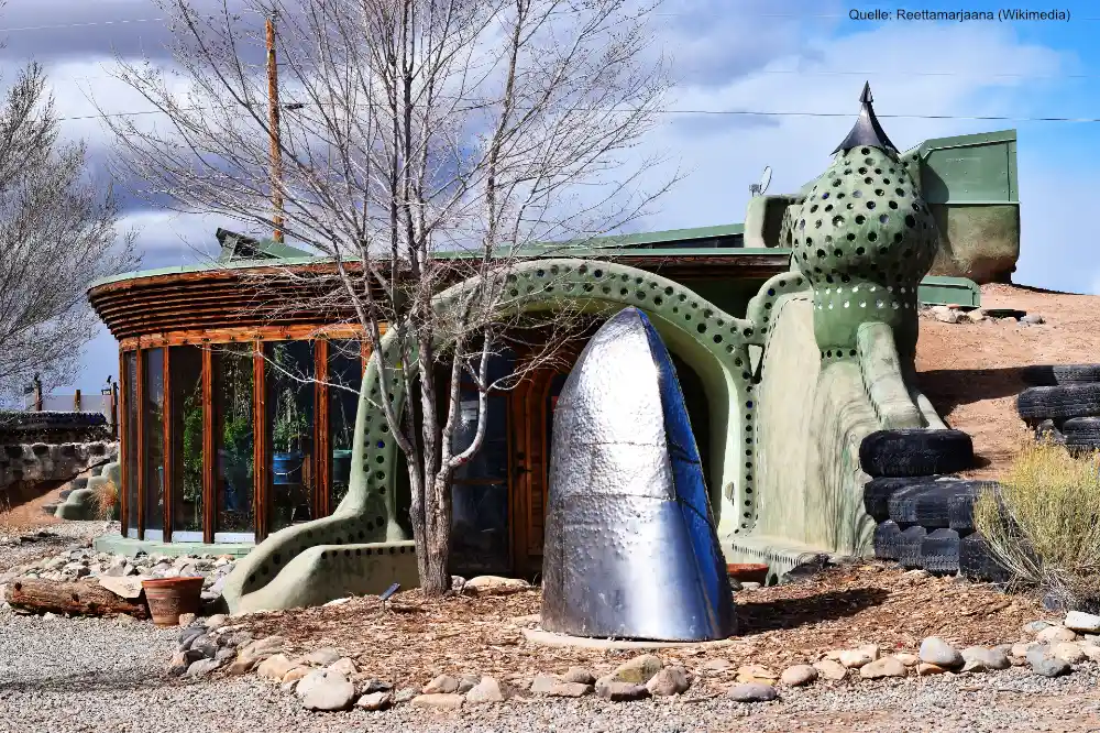 Ein Earthship, hergestellt aus dem, was andere wegwerfen – und dennoch wunderschön!