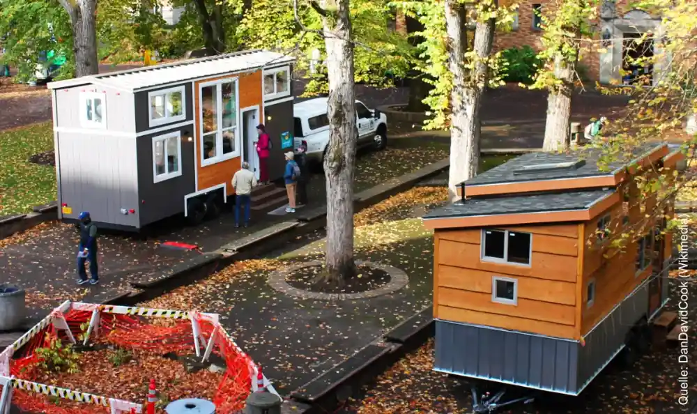 Zwei Tiny Houses in einer Wohngegend.