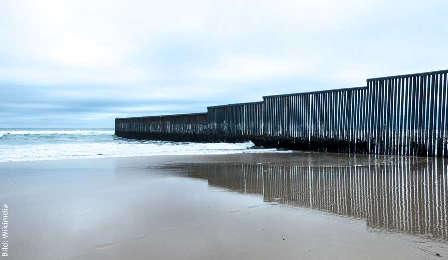 Die Grenze zwischen Mexiko und den USA endet im Pazifik ...