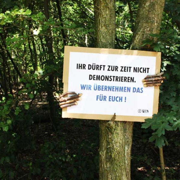 Baum übernimmt das Demonstrieren in Zeiten von Corona