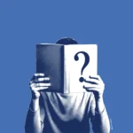 Tool-Tipp: Politischer 8-Werte-Test, Eine Frau sitzt am Tisch und hält sich ein Buch vor den Kopf, auf dem ein Fragezeichen ist.