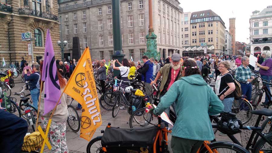 Rettet Hamburgs Grün – Alle Rad-Demonstrantinnen und Demonstranten sind gut vor dem Rathaus angekommen. 