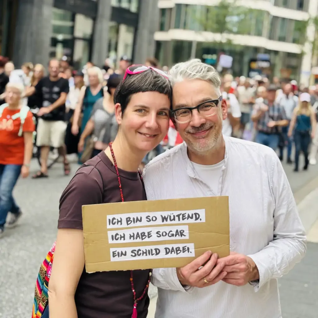 Die Good Rebels in Aktion: Ilona Koglin und Marek Rohde bei der Klimademo 2025 in Hamburg