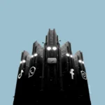 Alternative soziale Medien. Fünf imposante und bedrohliche Gebäude mit Kameras und Augen, die die fünf großen Social-Media-Plattformen, YouTube, WhatsApp, Facebook, TikTok und Instagram repräsentieren.