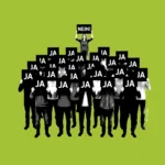 Eine Menschengruppe hebt Schilder mit der Aufschrift "Ja" in die Höhe. Doch eine Frau zeigt ein Schild, auf dem "Nein!" steht.