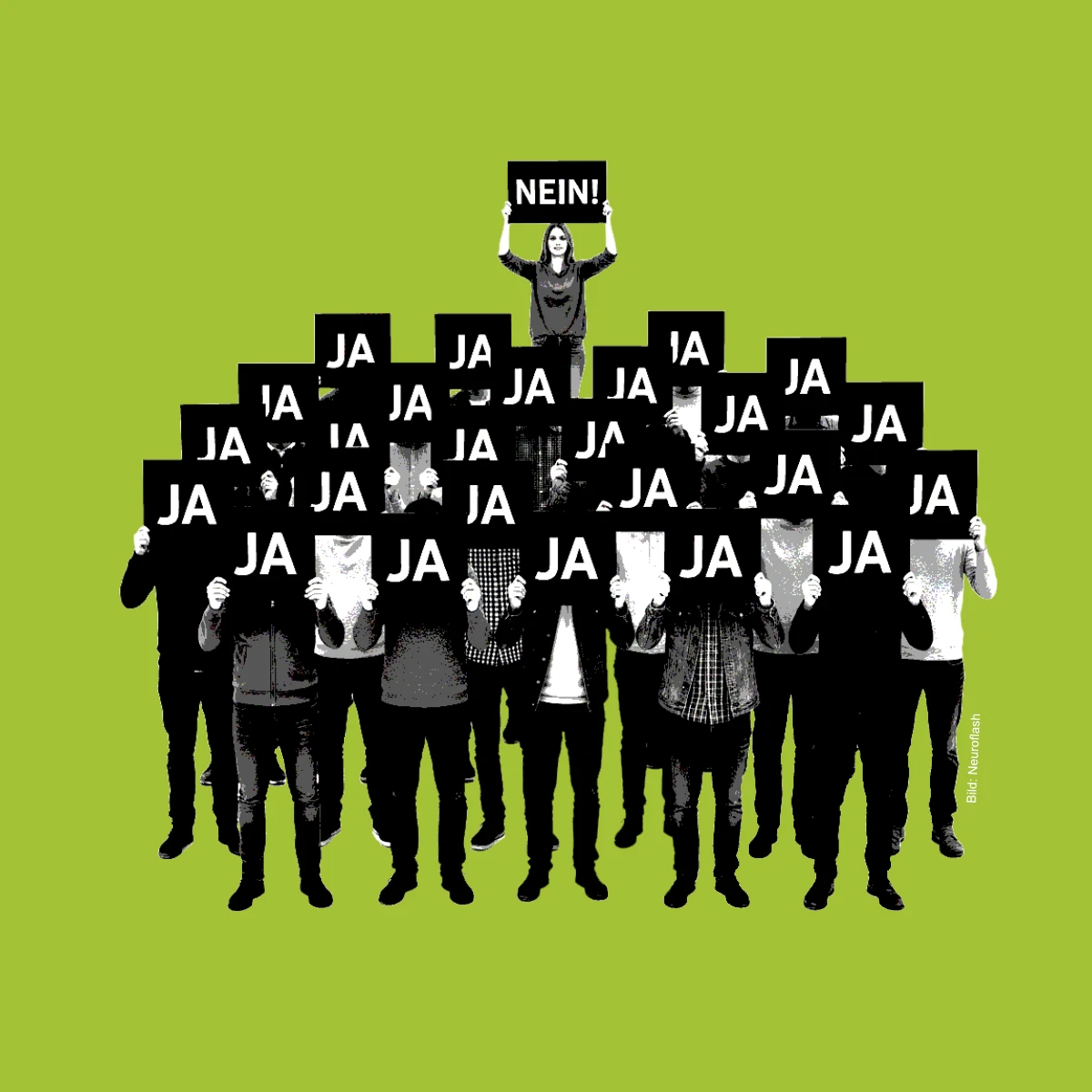 Eine Menschengruppe hebt Schilder mit der Aufschrift "Ja" in die Höhe. Doch eine Frau zeigt ein Schild, auf dem "Nein!" steht.