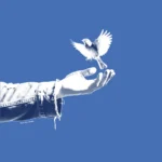 Sichtbarkeit bedeutet echte Verbindung schaffen. Eine Hand hilft einem Vogel zu fliegen.