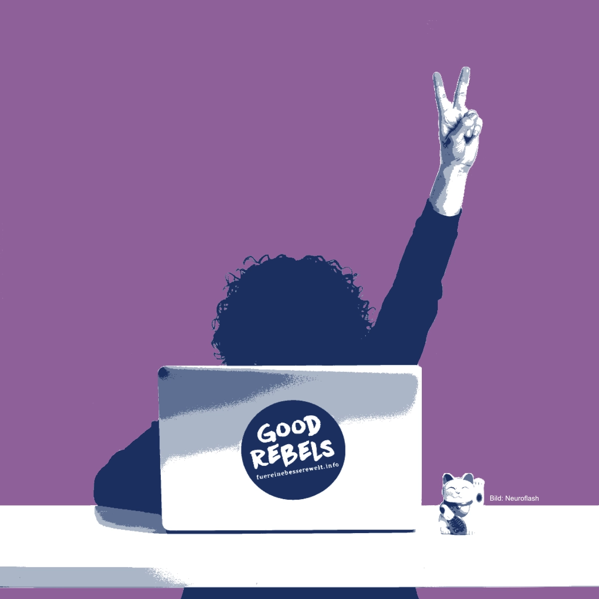 Eine Frau sitzt an ihrem Laptop und hat es geschafft, sich von Big-Tech-KI zu lösen. Sie reckt ihren Arm in die Luft.