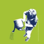 Ein kleiner Junge gießt mit einer Gießkanne