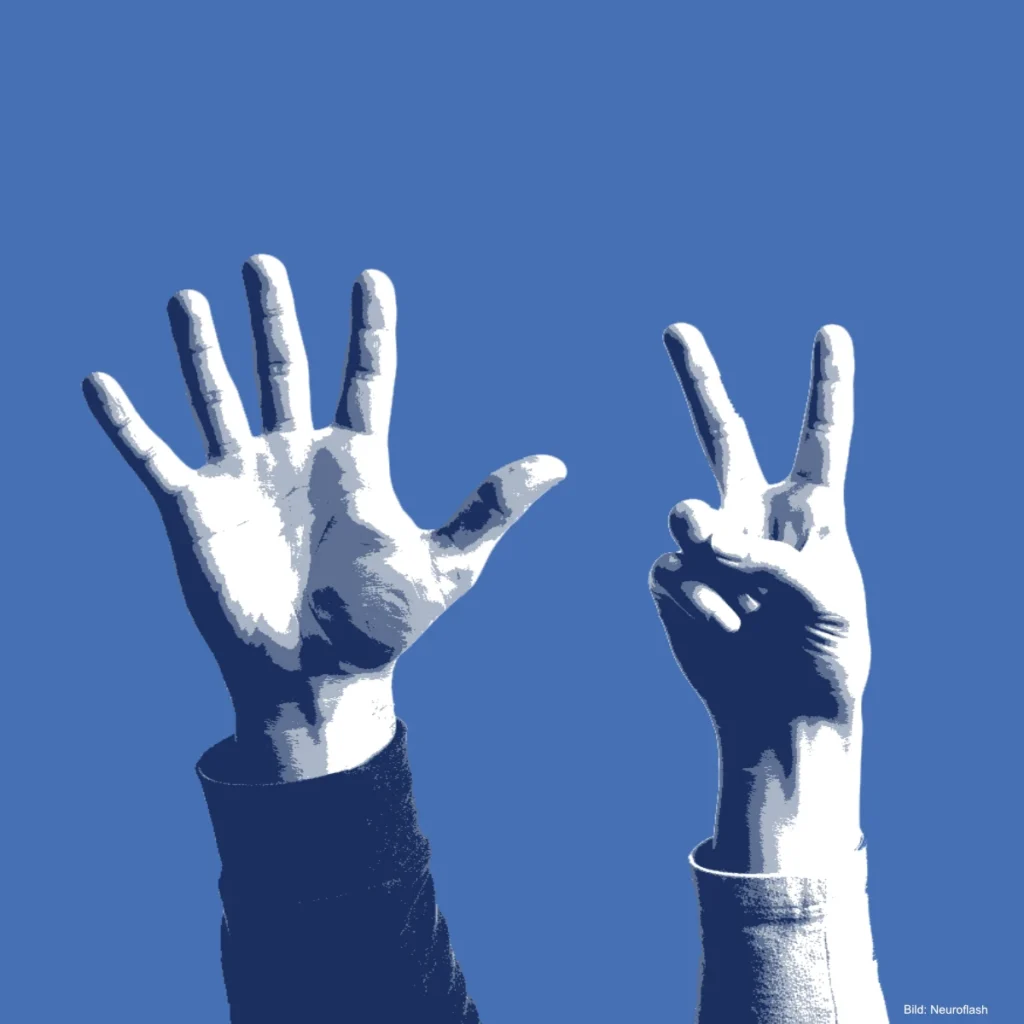 Zwei Hände, in die Luft gestreckt; die eine zeigt alle fünf Finger, die andere, mit dem Victory-Zeichen.