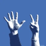 Zwei Hände, in die Luft gestreckt; die eine zeigt alle fünf Finger, die andere, mit dem Victory-Zeichen.