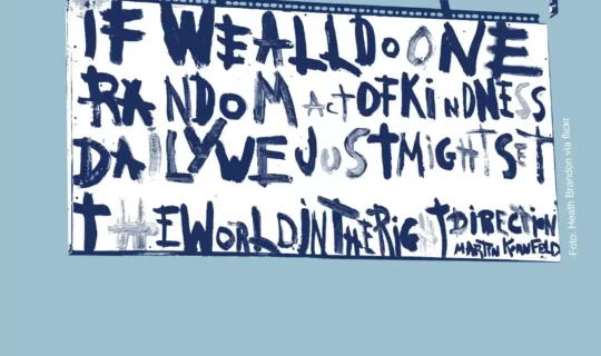 Ein Schild, auf dem steht: "If we all do one Random Act of Kindness daily, we might just set the world in the right direction."